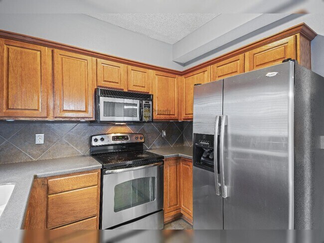 Building Photo - "Charming Lenexa Townhouse: Spacious 2-Bed Retreat with Finished Basement & Gleaming Hardwood Flo...