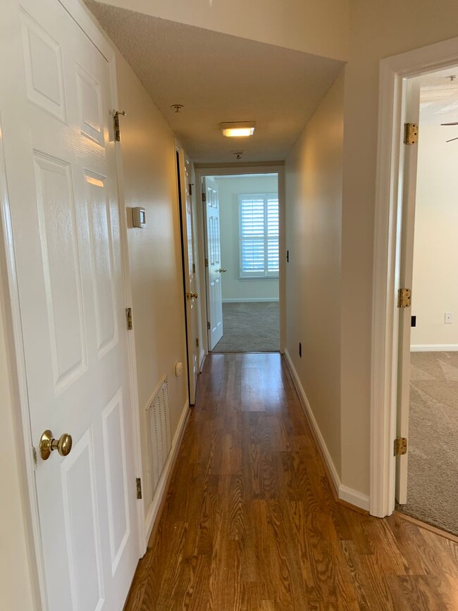 Building Photo - Gorgeous 2BR Somerset Village Condo