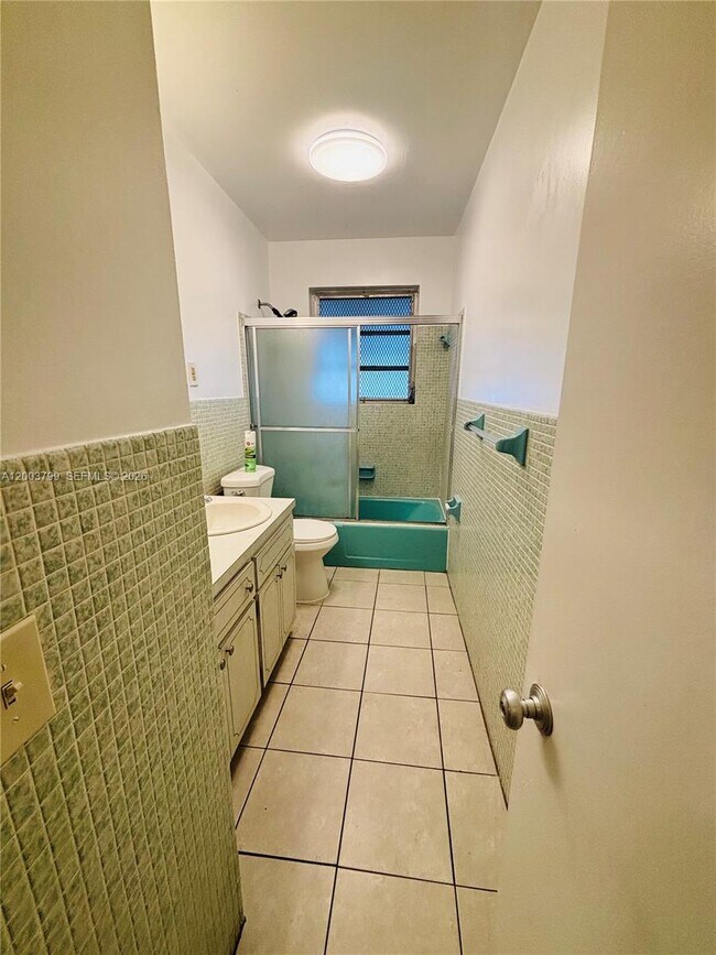 Building Photo - 1050 SW 2nd Ave