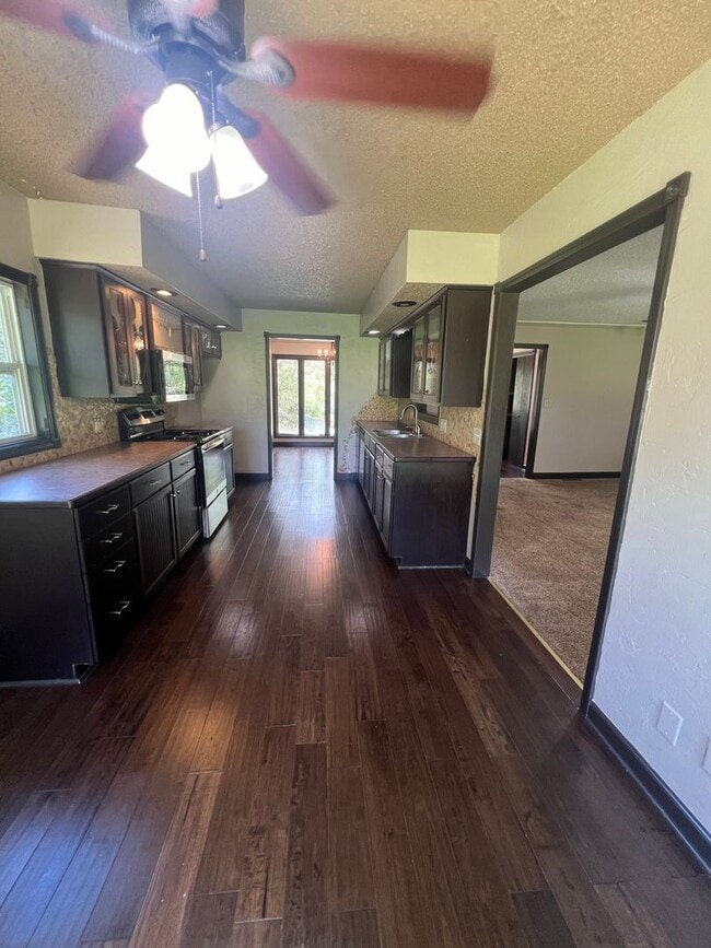 Building Photo - 4 bedroom/2 bath house