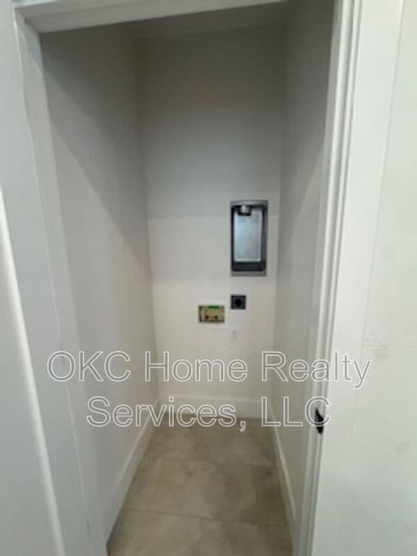 Building Photo - 1078 Hangar Dr