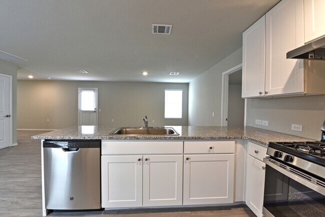 Building Photo - NEAR GOLF COURSE  |  3 BEDROOMS  |  2 BATH...