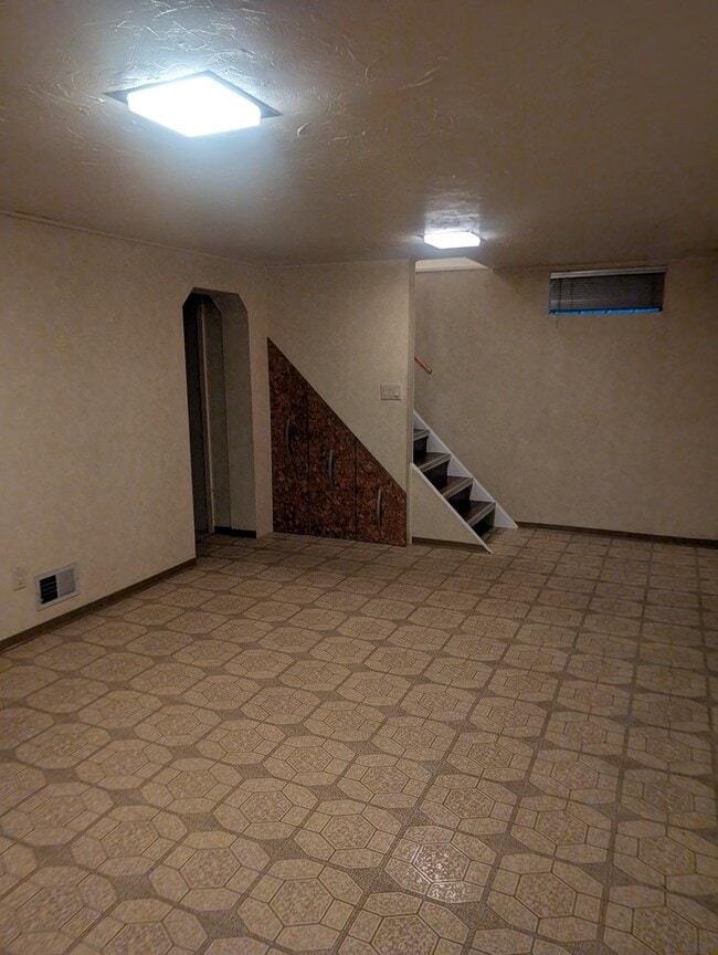 Building Photo - Single family home with access to Lake Eerie!