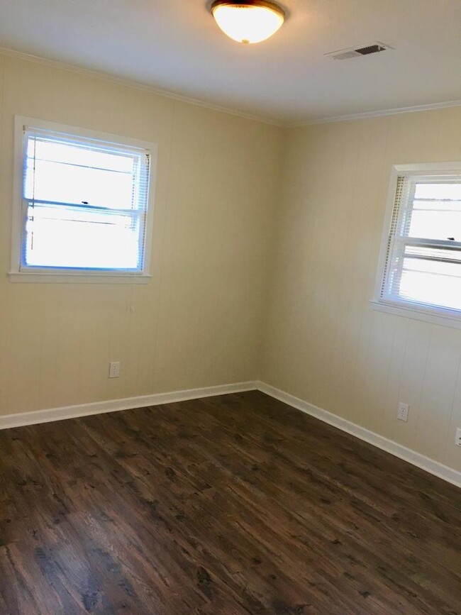 Building Photo - N Kerr Avenue - Duplex home - Move In Read...