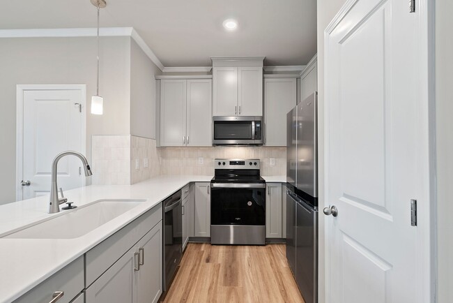 Building Photo - PRICE REDUCTION!  INCENTIVE OF $500 OFF FIRST MONTH'S RENT FOR THIS BEAUTIFUL Like-New 3BR Townho...