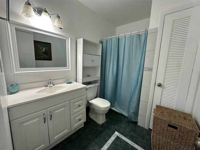 Building Photo - 13846 Kendale Lakes Dr