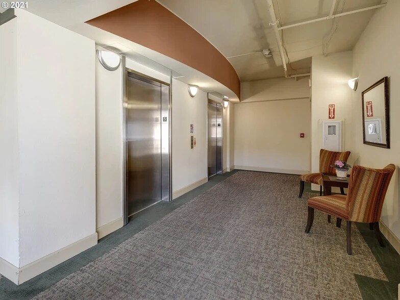 Building Photo - 1620 NE Broadway St