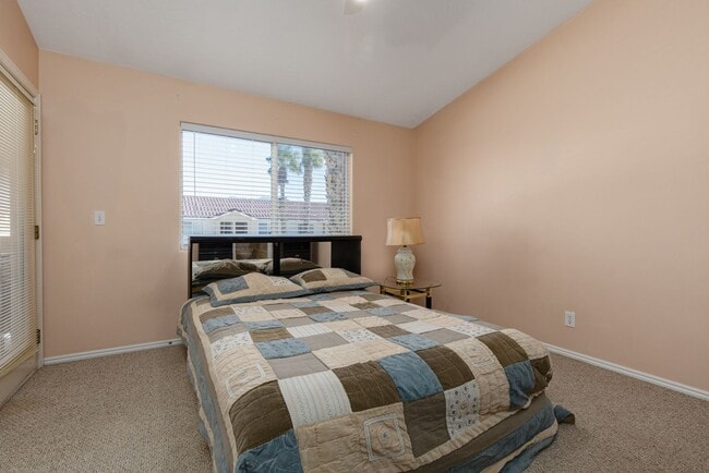 Building Photo - Scenic View Community two-story townhouse ...