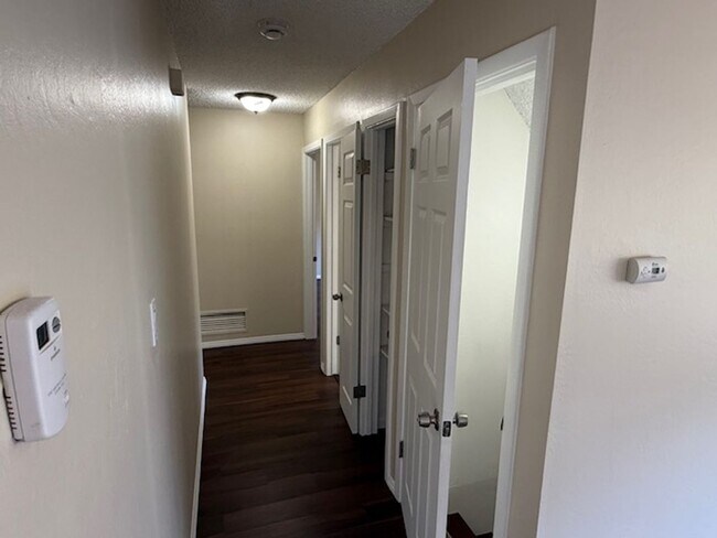 Building Photo - 3-Bedroom Rodeo Home with Brand New Kitchen!