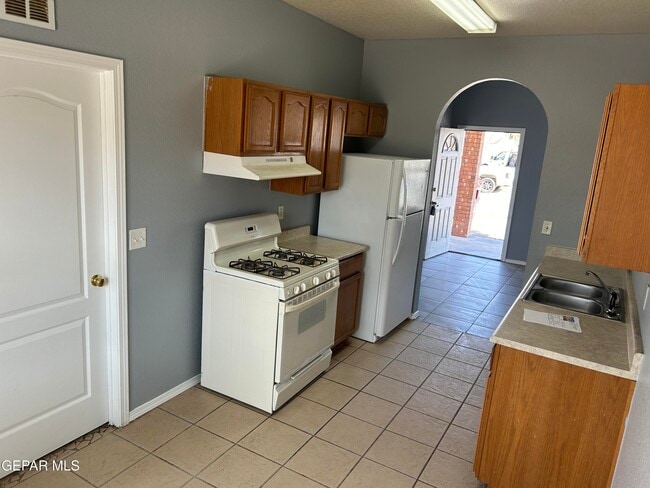 Building Photo - 609 Desierto Bonito St