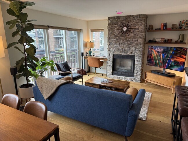 Building Photo - Charming and Rare 2BR/2BA/2Garage Parking ...