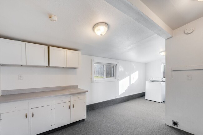 Building Photo - Beautiful 2 Bed, 1 Bath Rental Home in Happy Valley Neighborhood!