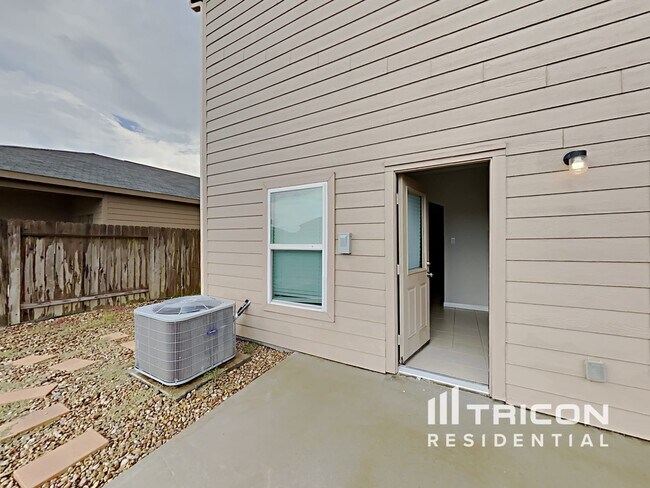Building Photo - 10930 Hillside Creek Dr