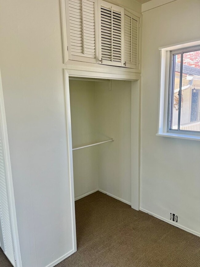 Building Photo - Bright 1.5 bed / 1 bath upstairs apartment...