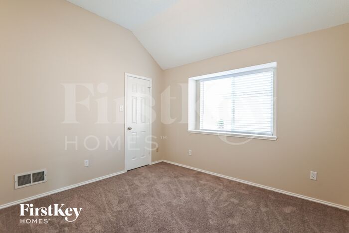 Building Photo - 2525 Hyacinth Dr