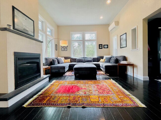 Building Photo - Short-Term Special $500 OFF First Month Rent | Short-Term Lease