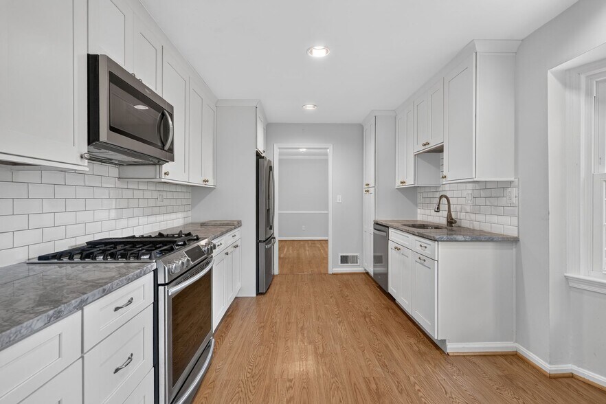 Updated kitchen - 6905 Stonewood Ct