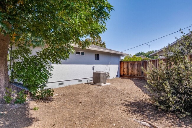 Building Photo - Beautiful Birdland Home on Quiet Cul-de-Sa...
