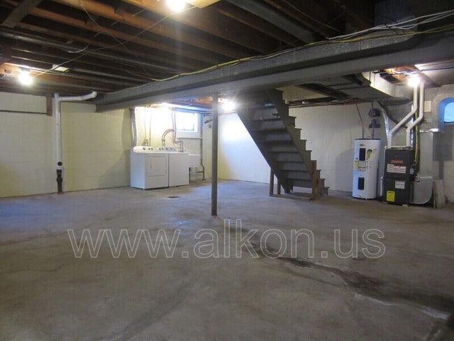 Building Photo - 4785 Yew St