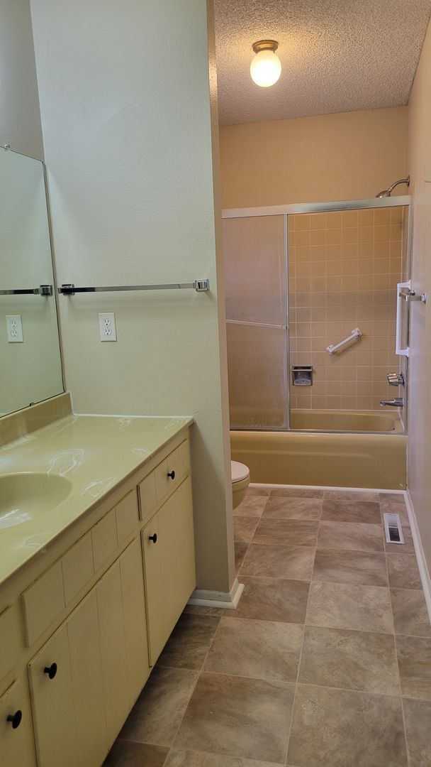 Building Photo - 4 Bed 2.5 Bath with A/C - Available Now!