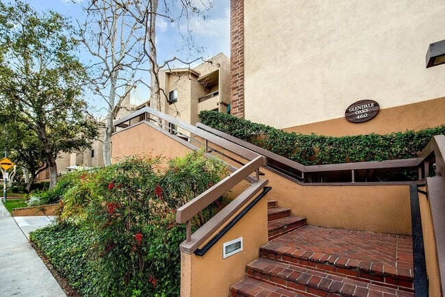 Building Photo - 2 Bedroom/ 2 Bath Condo In The Heart of Gl...
