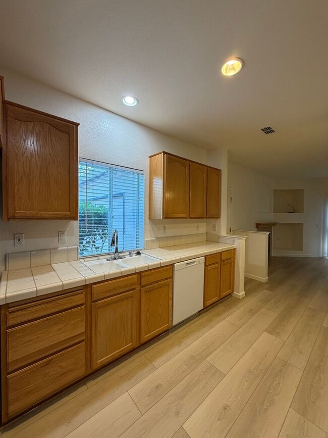 Building Photo - 549 Cascade Dr