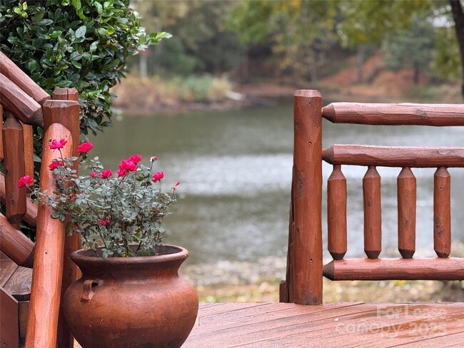 Building Photo - 1011 Lakeshore Dr