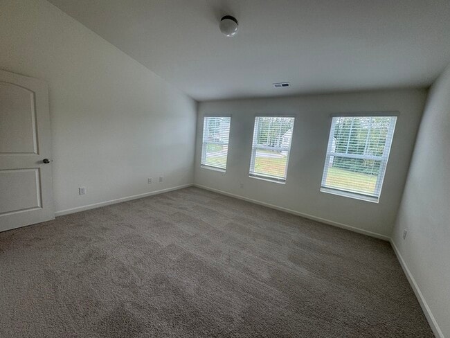 Building Photo - Cover front porch, two bedroom 2 1/2 bath ...