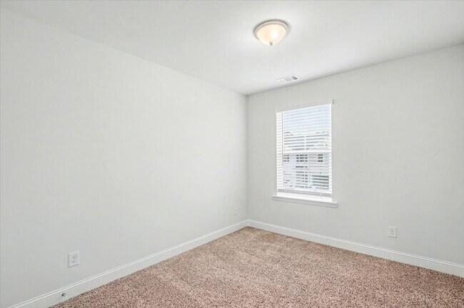 Building Photo - Like New 3 Bed, 2.5 Bath End Unit Townhome in Richmond Hill