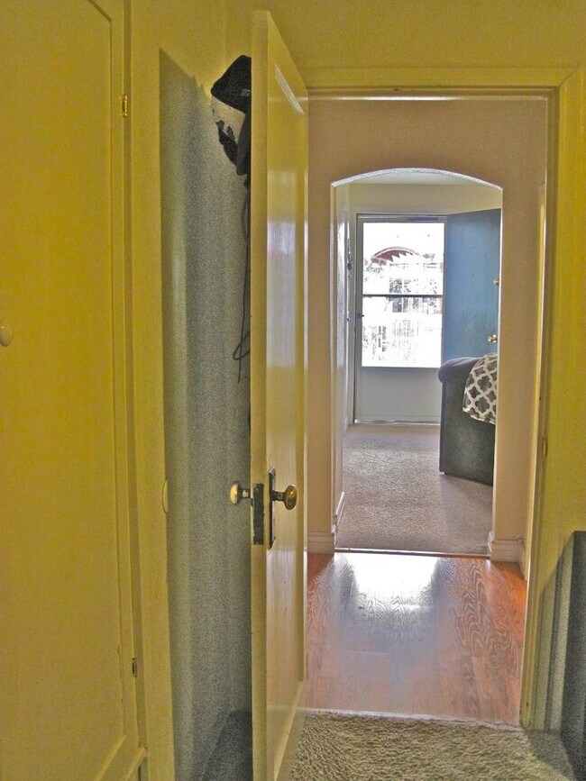 Building Photo - This perfect 2-bedroom, 1-bathroom Apartment with Great Location!