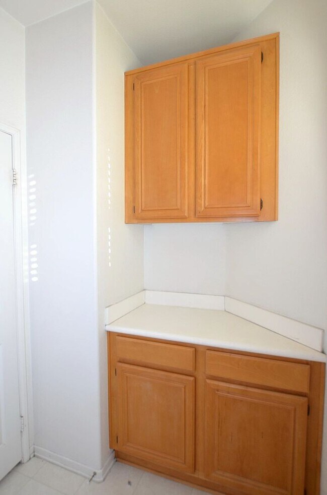 Building Photo - 4Br/3-1/2 bathroom Home