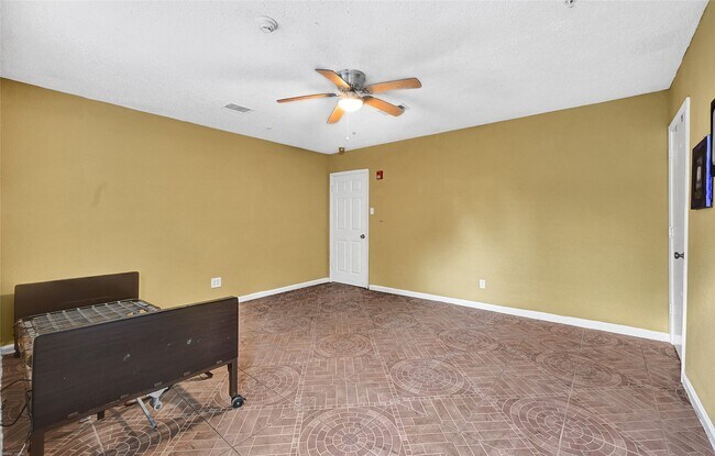 Building Photo - 7223 Lakewood Dr