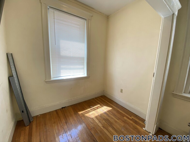 Building Photo - 35 Park Dr