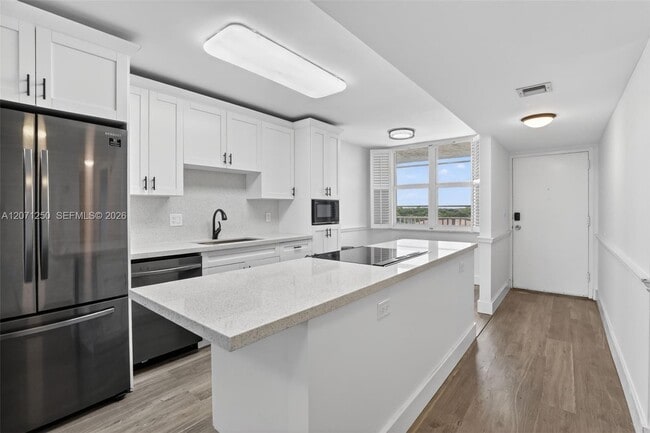 Building Photo - 250 Jacaranda Dr