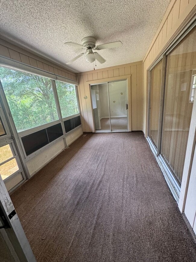Building Photo - Spacious 3BR/2BA Home in Rainbow Acres – L...