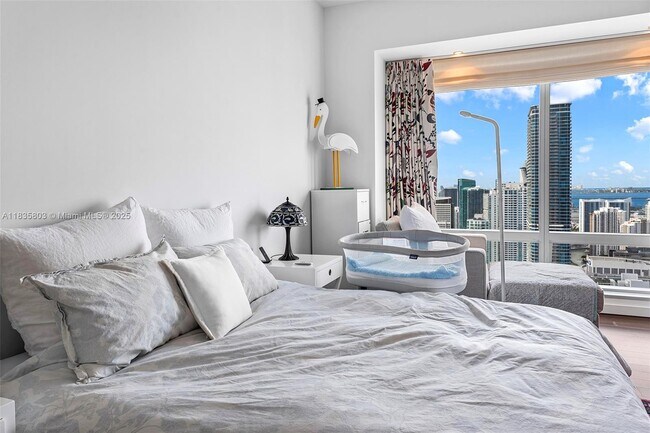 Building Photo - 1425 Brickell Ave