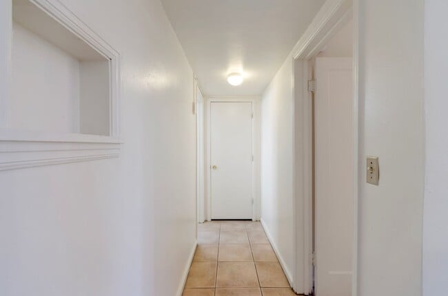 Building Photo - Private Home Steps away from U of A Campus!