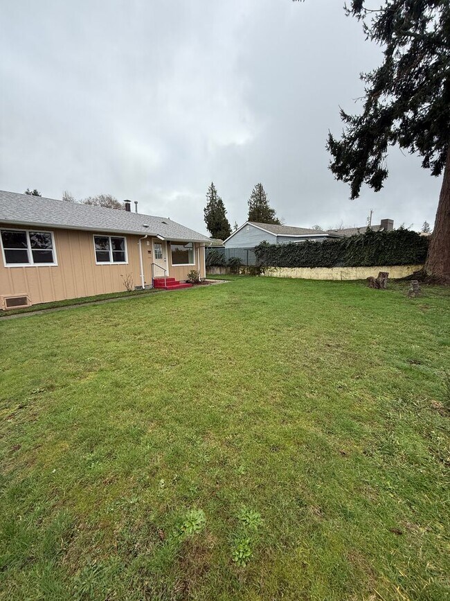 Building Photo - Duplex unit close to Olympic College.