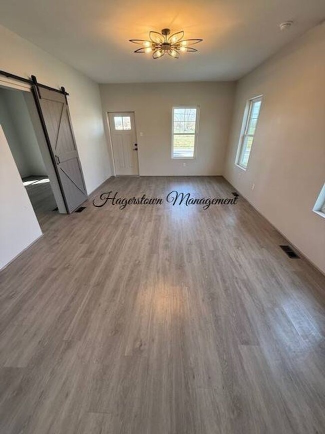 Building Photo - Spectacular 1-2 BR Single Family Home - Ju...