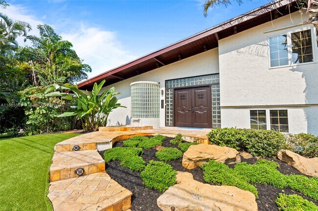 Building Photo - 2530 Okeechobee Ln