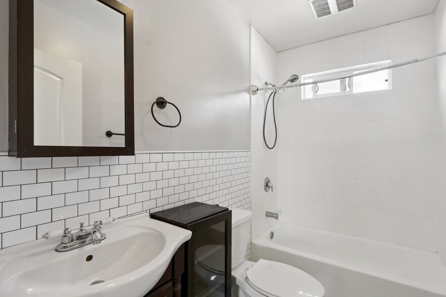 Building Photo - 1616 W 39th Pl