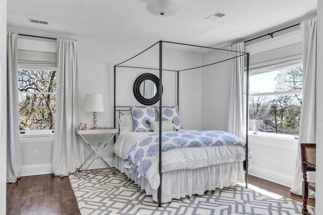Building Photo - Elegant Fully Furnished 4BR/3.2BA Classic ...