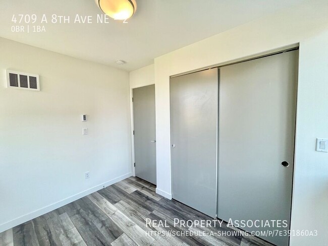 Building Photo - Modern Townhome with ROOMS Available in Un...