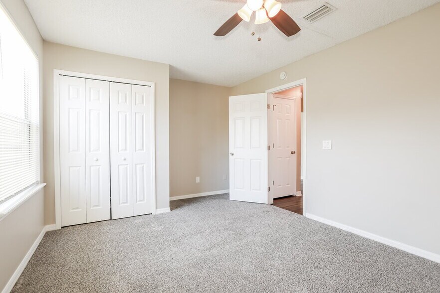 Building Photo - 8465 Rockridge Dr