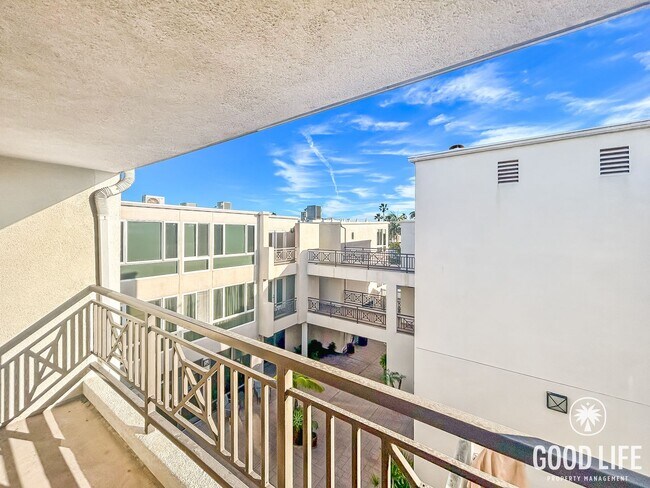 Building Photo - Stunning 2B/2BA Pacific Beach Condo w/ Parking & Few Blocks from Beach!