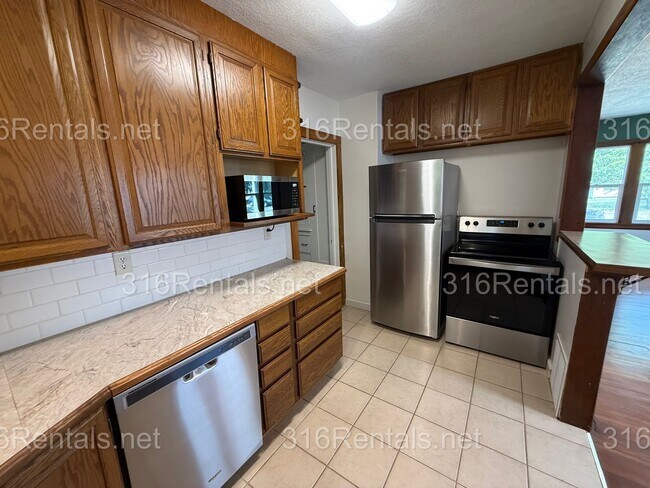 Building Photo - $1100 - 2 bedroom/ 1 bathroom - Gorgeous Single Family Home