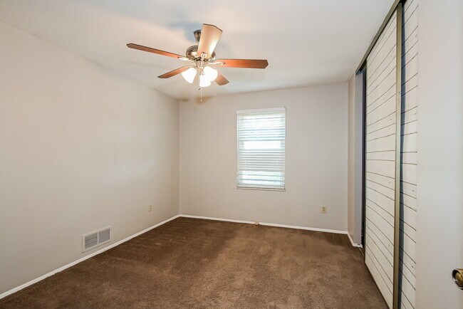 Building Photo - 5 Shining Rock Dr