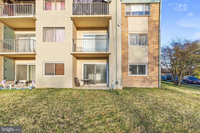 Building Photo - 2Br/ 1Ba - Beautifully renovated first-floor walkout condo in water privileged community availabl...