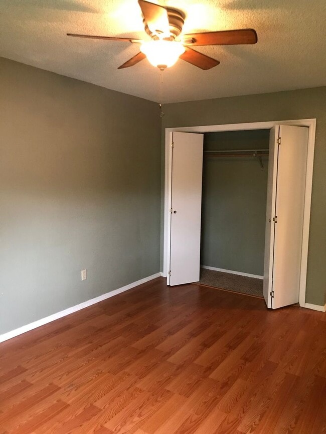 Building Photo - 2 Bed, 2.5 Bath Westend Condo!