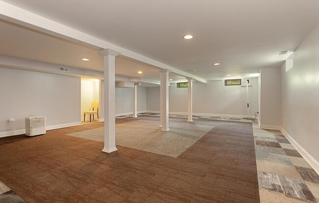 Building Photo - 598 Lake Shore Rd